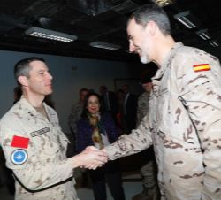 Su Majestad el Rey recibe el saludo del jefe de la NATO Training and Capacity-Building Mission-Irak, general de división (Canadá), David Fortin