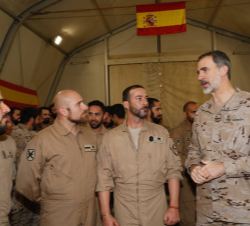 Su Majestad el Rey conversa con varios miembros del contingente español desplegado en Irak