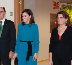 Su Majestad la Reina, a su llegada a la sede de Iberdrola, junto a la ministra para la Transición Ecológica, Teresa Ribera, y al presidente de Iberdro
