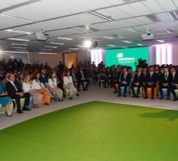 Su Majestad la Reina, en el salón de actos, durante el desarrollo del acto