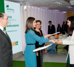 Doña Letizia durante la entrega de las "Becas para Másteres y ayudas a la Investigación" 