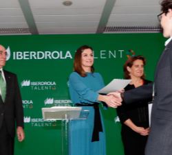 Su Majestad la Reina durante la entrega de las "Becas para Másteres y ayudas a la Investigación"
