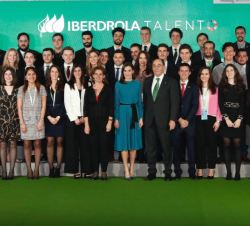 Su Majestad la Reina junto a las autoridades, miembros de la Fundación Ibredrola, personal de iberdrola, becados, integrantes del Programa Iberdrola