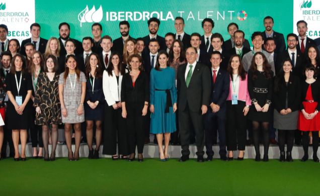 Su Majestad la Reina junto a las autoridades, miembros de la Fundación Ibredrola, personal de iberdrola, becados, integrantes del Programa Iberdrola
