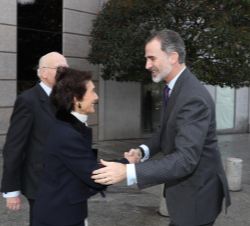 Su Majestad el Rey recibe el saludo de la marquesa de O'Shea y presidenta de la Fundación Albéniz, Paloma O'Shea