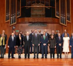 Su Majestad el Rey acompañado del personal asistente a la reunión del Patronato de Fundación CODESPA