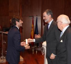 El premio Categoría “PYME solidaria” es entregado por Don Felipe a AUARA, por su iniciativa “AUARA, Agua para cambiar el mundo”