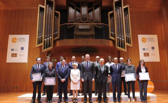 Don Felipe acompañado de los galardonados en la XX Edición de los Premios Codespa