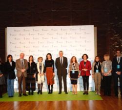 Fotografía de grupo de Su Majestad la Reina junto a autoridades y ponentes participantes en el VIII Foro Contra el Cáncer "Por un Enfoque Integra
