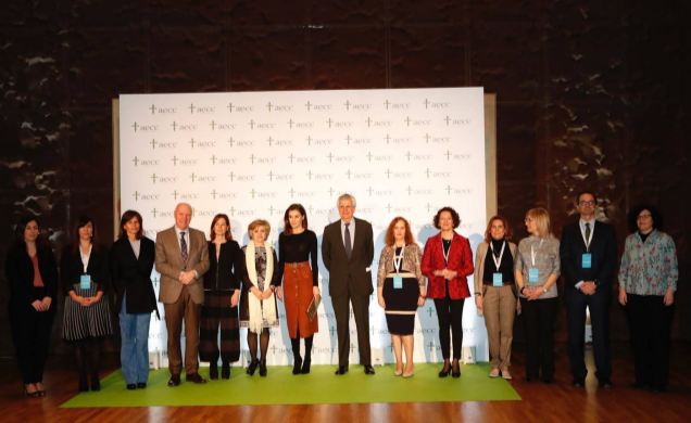 Fotografía de grupo de Su Majestad la Reina junto a autoridades y ponentes participantes en el VIII Foro Contra el Cáncer "Por un Enfoque Integral"