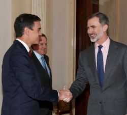 Su Majestad el Rey recibe el saludo del presidente del Gobierno, Pedro Sánchez