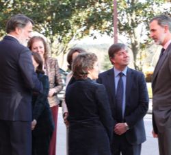 Su Majestad el Rey conversa con algunso miembros del Patronato de la Fundación Carolina