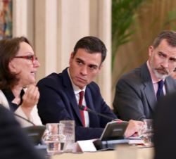 Su Majestad el Rey durante la intervención de la secretaria general Iberoamericana, Rebeca Grynspan, en la reunión del Patronato de la Fundación Carol