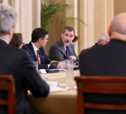 Su Majestad el Rey durante la reunión del Patronato de la Fundación Carolina