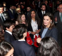 Su Majestad la Reina conversa con los alumnos que asisten al “Día internacional de la Internet Segura”