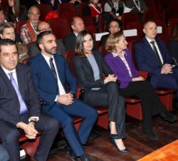 Doña Letizia en la primera fila de asientos en el "Auditorio 200" durante el acto