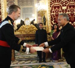 Su Majestad el Rey recibe la Carta Credencial de manos del embajador de la República de la India, Sanjay Verma