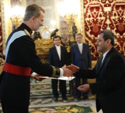 Su Majestad el Rey recibe la Carta Credencial de manos del embajador de la República Islámica de Irán, Hassan Ghashghavi
