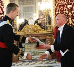Su Majestad el Rey recibe la Carta Credencial de manos del embajador de la República de Malta, Giovanni Xuereb