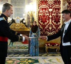 Su Majestad el Rey recibe la Carta Credencial de manos del embajador de Nueva Zelanda, Nigel Donald Fyfe