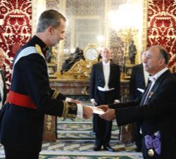Su Majestad el Rey recibe la Carta Credencial de manos del embajador de la República del Perú, Claudio Julio de la Puente Ribeyro