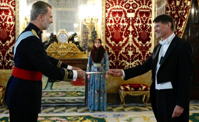 Su Majestad el Rey recibe la Carta Credencial de manos del embajador de Nueva Zelanda, Nigel Donald Fyfe
