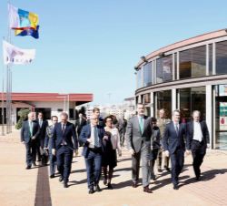 Su Majestad el Rey, a su llegada al Palacio de Congresos Gran Canaria, junto al presidente del Gobierno de Canarias, Fernando Clavijo, y autoridades