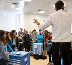 Su Majestad el Rey, en el Centro Demostrador TIC, en sala con 150 jóvenes que ponen a prueba su talento