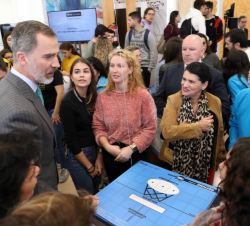 Don Felipe conversa con los jóvenes durante la actividad