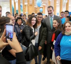 Don Felipe conversa con los jóvenes