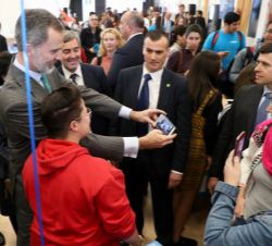 Don Felipe conversa con los jóvenes