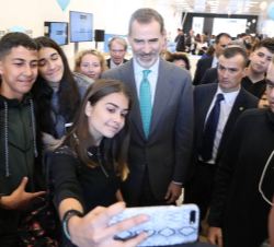 Don Felipe se fotografía con los jóvenes participantes