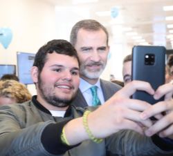 Don Felipe se fotografía con los jóvenes participantes