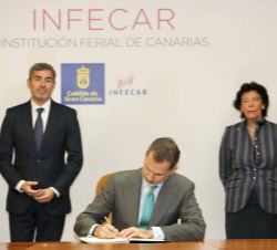 Su Majestad el Rey durante la firma en el libro de honor del Recinto Ferial
