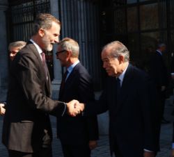 Su Majestad el Rey recibe el saludo del presidente del Patronato del Teatro Real, Gregorio Marañón, marqués de Marañón