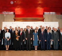 Sus Majestades los Reyes junto a las autoridades y los patronos asistentes a la reunión
