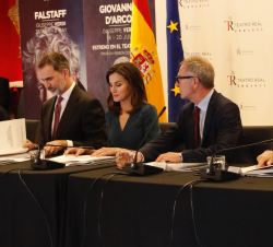 Sus Majestades los Reyes en la mesa de la reunión durante el acto