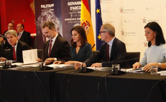 Sus Majestades los Reyes en la mesa de la reunión durante el acto