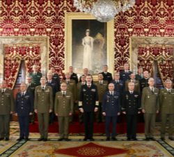 Su Majestad el Rey con un grupo de suboficiales mayores