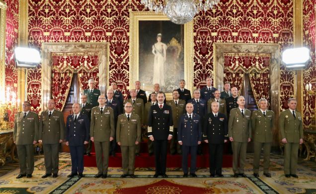 Su Majestad el Rey con un grupo de suboficiales mayores