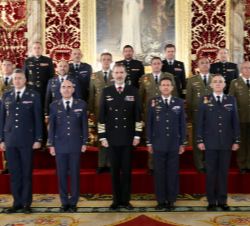 u Majestad el Rey con un grupo de coroneles y capitanes de navío