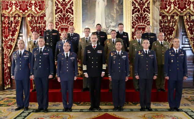 u Majestad el Rey con un grupo de coroneles y capitanes de navío