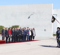 Sus Majestades los Reyes reciben honores antes de partir a Marruecos