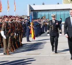 Su Majestad el Rey pasa revista a la fuerza momentos antes de su Viaje de Estado a Marruecos