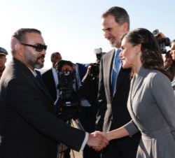 Sus Majestades los Reyes a su llegada al Aeropuerto de Rabat son recibidos por Su Majestad el Rey Mohamed VI