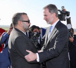 Su Majestad el Rey a su llegada al Aeropuerto de Rabat es recibido por Su Majestad el Rey Mohamed VI