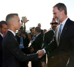 Su Majestad el Rey recibe el saludo de Su Alteza Real el Príncipe Heredero, Moulay Hassan a su llegada a Rabat