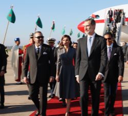Sus Majestades los Reyes junto al Su Majestad el Rey Mohamed VI en el cordón de honor a su llegada a Rabat