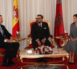 Sus Majestades los Reyes junto a Su Majestad el Rey Mohamed VI en la sala de autoridades del Aeropuerto de Rabat a su llegada a Marruecos
