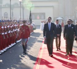 Sus Majestad el Rey junto al Rey de Marruecos durante la ceremonia de bienvenida en la Plaza del Méchuar